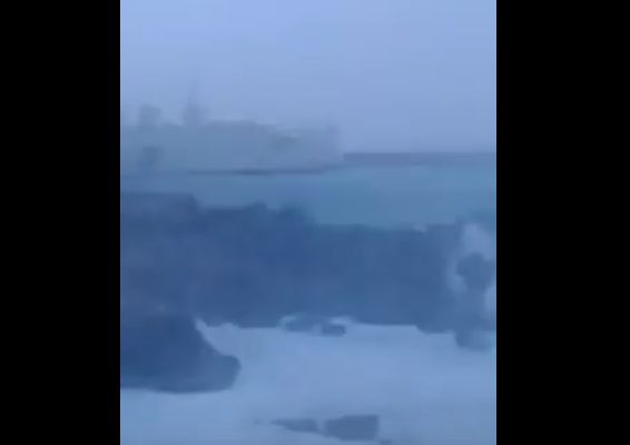 Εντυπωσιακό βίντεο: Μάχη του πλοίου Κρήτη II να δέσει στο λιμάνι